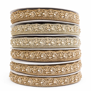 ริบบิ้นแต่งขอบด้วยลูกปัดมุกและลายปักดิ้นทองสำหรับชุดเจ้าสาวแบบส่าหรีและเลเฮนกา - Product Image 1