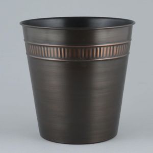 Macetero moderno de metal, fabricado con precisión y acabado de alta calidad, perfecto para exhibir plantas naturales en cualquier entorno decorativo. - Product Image 3