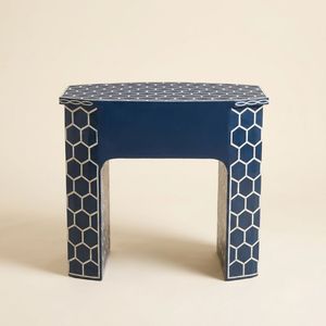 Mesita de Noche Moderna con Patrón de Panal Azul, Mueble de Madera Hecho a Mano para Dormitorio, Diseño Contemporáneo - Product Image 2