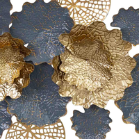 Patung Dinding Logam Bertekstur Biru Emas dengan Motif Bunga, Dekorasi Bunga Botani Terawang untuk Interior Rumah Modern