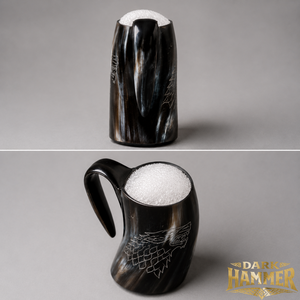 Mug à boire artisanal en corne de buffle naturelle écologique, gravé motif loup, poignée ergonomique, base noire imitation antique - Product Image 1