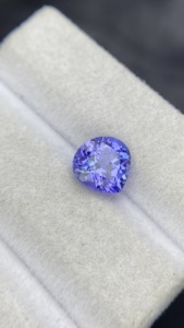 Pierre naturelle certifiée Tanzanite Zoisite naturelle taille cœur 8 MM avec excellente couleur et lustre, 1,93 carat, nette à la loupe - Product Image 2