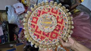 Magnifique tapis Lakshmi Charan avec des boules Gota, d'un aspect somptueux, idéal pour le festival de Navratri, le festival de Diwali, les mariages et la décoration de la maison. - Product Image 3