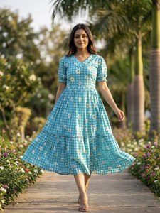 Robe maxi prête-à-porter en mousseline de soie bleu ciel avec imprimé gingham pour les occasions spéciales - Product Image 4