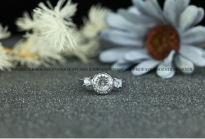 Anillo de compromiso de moissanita con engaste de bisel, plata de ley 925, corte redondo, anillo de diamantes para mujer, anillo de boda de tres piedras, venta al por mayor - Product Image 6