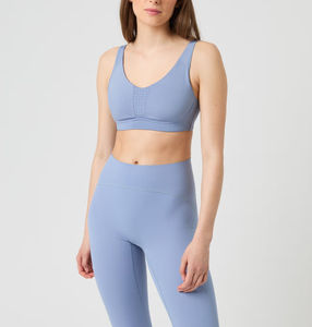 Ensemble d'entraînement premium sans coutures pour femme : Soutien-gorge de sport gainant et Legging sculptant taille haute – Confort optimal pour la gym, le yoga et le fitness - Product Image 2