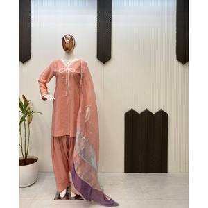 Conjunto de Traje de Fiesta para Mujer de Diseñador con Top, Pantalón y Dupatta - Product Image 2