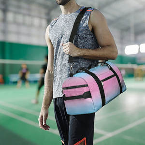 Sac de sport au design moderne, idéal pour la salle de sport, les voyages, les occasions décontractées et l'usage quotidien, offrant un rangement pratique et un transport confortable. - Product Image 6