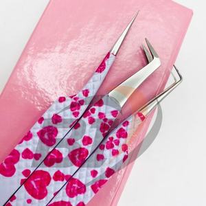 Pince à cils personnalisée avec logo imprimé en forme de cœur, en acier inoxydable japonais, pointe fine pour extension de cils, prise en main professionnelle et ferme - Product Image 3