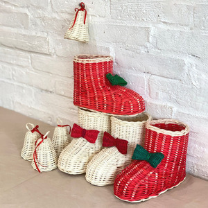 Calcetines navideños de ratán, botas de Papá Noel, adorno tejido a mano para decoración de fiestas navideñas, venta al por mayor - Product Image 1
