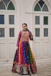 Conjunto de Lehenga Choli de Georgette con estampado hermoso de diseñador y una combinación atractiva de estilo vintage y adornos Gamthi para Navratri. - Product Image 4