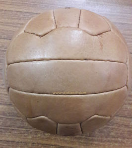 Balones de Fútbol Antiguos de Cuero, Balones Retro Vintage de Fútbol, Rugby, Baloncesto, Balonmano, con Guantes de Boxeo - Product Image 1