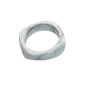 Rond de serviette carré en résine de marbre blanc Beige Faits saillants Décor de table léger fait à la main pour les repas du printemps et de l'été - Product Image 1