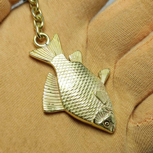 Porte-clés vintage en laiton en forme de poisson, fait main, en métal, décoratif, nautique, cadeau souvenir, accessoire - Product Image 1