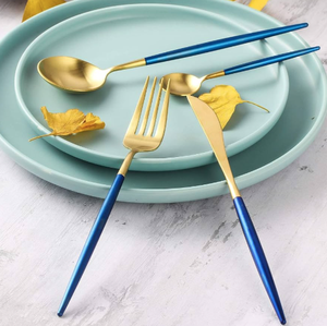 Couteau et cuillère à dessert fabriqués avec des manches peints en cyan foncé et un équilibre ergonomique. Couverts en métal pour mariage. - Product Image 3
