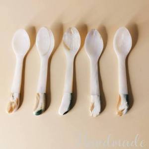 Cuchara de Concha Natural Hecha a Mano con Forma Personalizada, Apta para Lavavajillas, Acabado Espejo, Mango Corto para Vajilla de Lujo y Bodas - Product Image 2