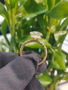 Bague en diamant taille poire en or jaune avec pierres latérales, bijou de fiançailles élégant pour femme, design personnalisé haut de gamme - Product Image 2