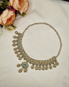 Collier artisanal en pierre précieuse de coupe ovale avec boucles d'oreilles et mangtika, ensemble de bijoux traditionnels de créateur pour occasions festives, fabriqué par des fabricants. - Product Image 2