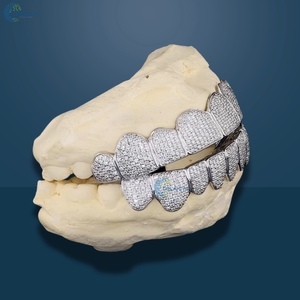 ชุดกริลล์ซ์ฟันฮิปฮอปทองคำขาว 14K แท้ ประดับเพชรเลี้ยงในห้องปฏิบัติการ แบบเต็มฟัน 10 ซี่บนและ 10 ซี่ล่าง สำหรับผู้ชาย - Product Image 3