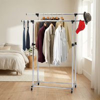 Porte-vêtements double en métal avec barres extensibles et roulettes pour le rangement à domicile