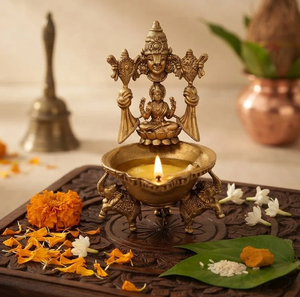 Diya traditionnel en laiton Kamakshi, orné de motifs de la déesse Lakshmi et d'éléphants, disponible à prix de gros. - Product Image 1