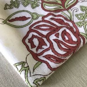 Tissu en coton imprimé à la main – Motif floral vintage bouquet de roses |   Bordeaux et vert olive |   Textile indien fait main - Product Image 4