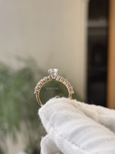 Bague élégante en or massif 14 carats avec diamant de laboratoire rond et pierres latérales, 1,50 carat VVS VS EF, collection cadeau de mariage - Product Image 3