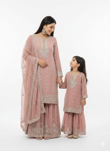 Colección Ssumaira, Colección Eid, Nueva Llegada, Hermosa Colección Madre e Hija, Chiffon con trabajo hecho a mano en la camisa y el gharara. - Product Image 3