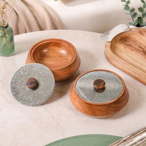 Tarro de especias redondo nórdico de madera con tapa metálica plateada desmontable - Product Image 1