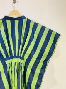 Vestido Kaftán a Rayas Verde y Azul Marino con Cuello Mandarín, Vestido Largo Holgado sin Mangas, Informal de Verano - Product Image 3