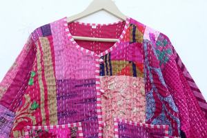 Chaqueta Acolchada Kantha Patchwork Colorido En Seda Y Algodón Con Botones Pequeños - Product Image 2