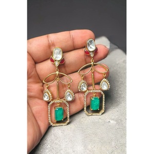 Magnifiques boucles d'oreilles plaquées or de qualité supérieure avec pierres, pour femmes et filles, idéales pour un cadeau, un mariage, une fiançailles ou une soirée. - Product Image 2