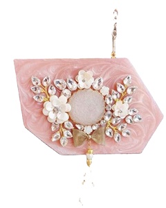 Pochette de créateur en résine, faite à la main, style bohème vintage, étanche, avec chaînes et bandoulière réglable, idéale pour mariages et soirées - Product Image 1