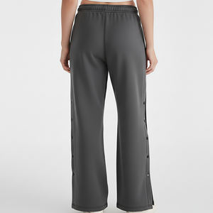 Pantalon de survêtement ample pour femme, sur mesure, grande taille, coupe droite, avec panneaux latéraux boutonnés et logo brodé personnalisé, haute qualité - Product Image 3