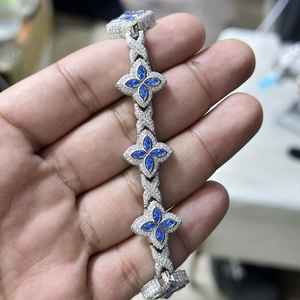 Bracelet maille cubaine en argent sterling plaqué or, entièrement serti de Moissanite VVS motif trèfle, avec sertissage griffe, pour hommes et femmes - Product Image 1