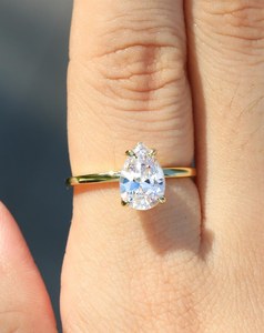 Anillo de Compromiso de Moissanita en Forma de Pera, Plata de Ley 925, Chapado en Oro de 14K, Anillo de Novia Alternativo Cultivado en Laboratorio - Product Image 3