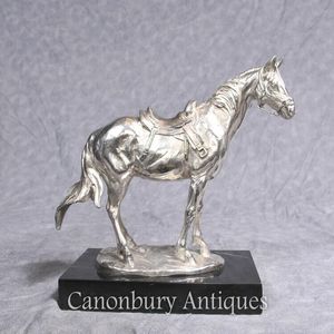 Statue de cheval en aluminium coulé de qualité supérieure, élégante sculpture équine galopante, centre de table artistique métallique pour intérieurs raffinés - Product Image 1