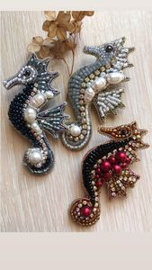 Broche de Lujo Hecho a Mano con Cuentas Bordadas, Accesorio Decorativo para Mujeres y Niñas - Product Image 4