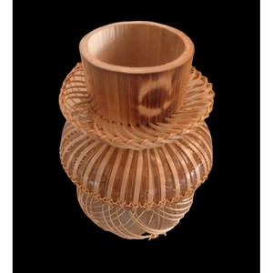 Pot de fleurs en bambou artisanal Aqdus Saleem, motif géométrique contemporain, écologique, usage décoratif - Vente en gros Moradabad Inde - Product Image 1