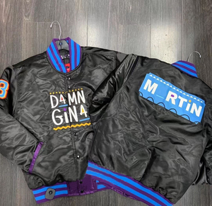 แจ็คเก็ตบอมเบอร์แบบวาร์ซิตี้ผ้าไหมสีน้ำเงินปักโลโก้ตามสั่งขายส่ง กันน้ำ กันลม เป็นมิตรกับสิ่งแวดล้อม สไตล์ฮิปฮอปสำหรับผู้ชาย พร้อมตัวอักษร - Product Image 5