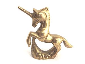 Escultura de unicornio de latón como pieza decorativa para la decoración de hoteles boutique y una elegante disposición de exhibición. - Product Image 6