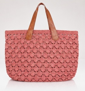 Bolso de Mano de Ganchillo Rosa Estilo Bohemio con Parte Superior Abierta para la Playa de Verano - Product Image 1