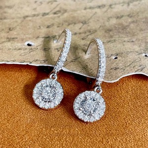 Boucles d'oreilles de luxe pour femmes, en or, avec diamants de laboratoire taille coussin, les plus demandées, pour anniversaires et occasions romantiques, disponibles directement de l'usine - Product Image 2