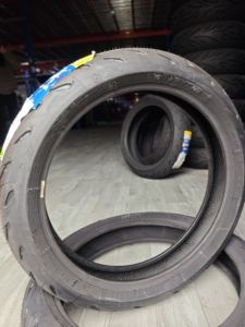 Pneu radial ROAD 5, pour la conduite sur route à grande vitesse, avec une forte adhérence et une résistance à l'usure. - Product Image 5