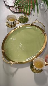 Bandeja de Servicio Ovalada de Metal de Lujo al por Mayor, Plato para Hotel con Elegante Acabado en Esmalte Verde Salvia y Asas Doradas con Diseño de Bambú - Product Image 4
