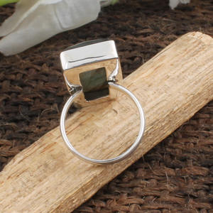 Anillo de Labradorita Natural con Plata de Ley 925, Gema Azul Brillante, Engaste Clásico en Bisel, Venta al por Mayor, Labradorita Genuina - Product Image 5