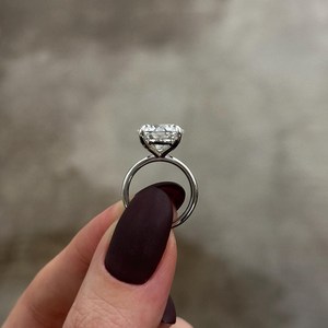 Bague de fiançailles solitaire de luxe en diamant de laboratoire 5 carats E VVS2 certifié IGI, or blanc 14k/18k, sertissage classique à quatre griffes - Product Image 5