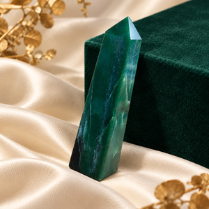 Pierre précieuse brute sculptée en forme de prisme hexagonal de cristal vert naturel pour décorations et artisanat de Noël - Product Image 5