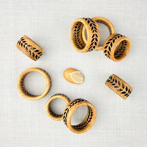 Anneau de serviette décoratif en bois avec découpe en forme de feuille, idéal pour les tables de repas dans les hôtels, restaurants et complexes hôteliers. - Product Image 4