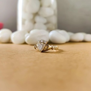 แหวนทอง 14k รูปหัวใจแบบ Claddagh ประดับมงกุฎเพชรเลี้ยงในห้องปฏิบัติการ พร้อมใบรับรอง IGI แหวนหมั้นรูปหัวใจ แหวนเพชรวาเลนไทน์ - Product Image 2